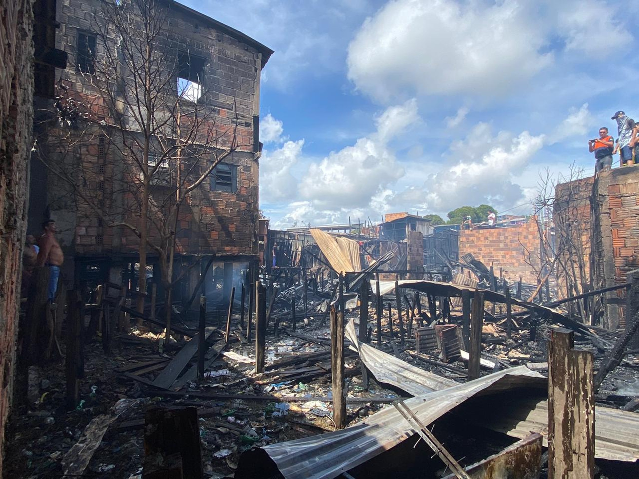 Incêndio de grandes proporções atinge residências na zona sul de Manaus