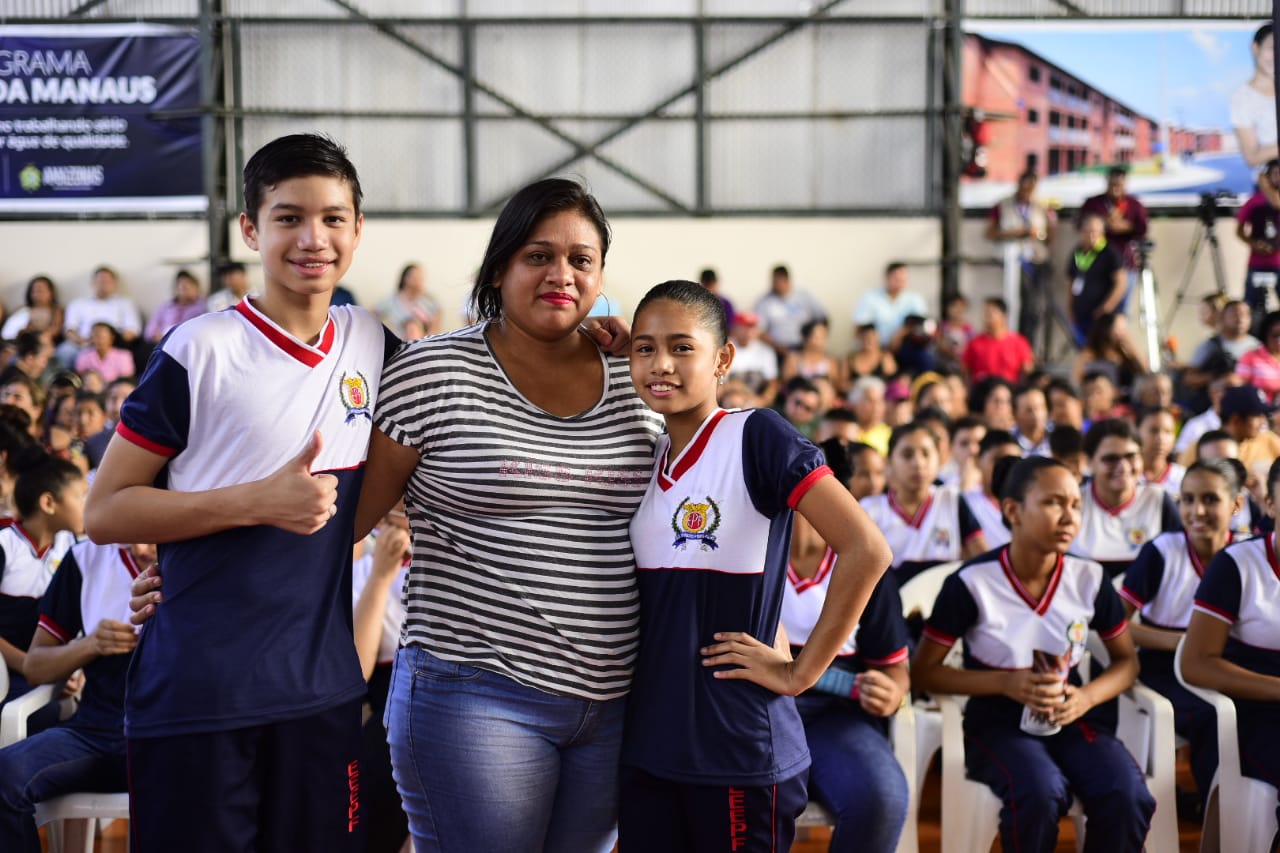 No ‘Muda Manaus’, Wilson Lima assina decreto para ampliação de projeto cívico na rede estadual de ensino