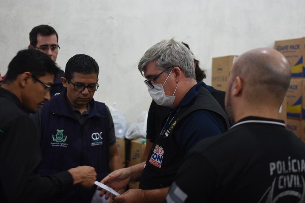 Procon-AM apreende 3,5 mil máscaras inapropriadas para uso e sem procedência em distribuidora na zona norte de Manaus