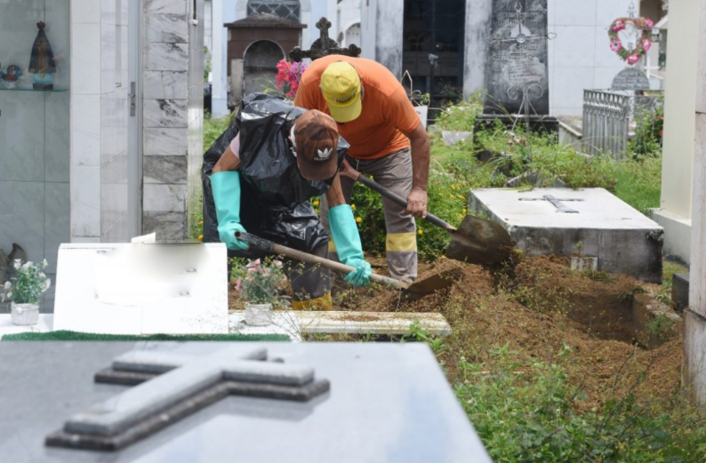 Equipes da Prefeitura enterram vítimas da Covid-19 sem equipamentos de proteção
