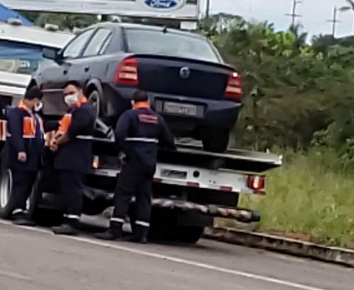 Motorista transportando passageiros é detido por agentes do Detran-AM na rodovia AM-070