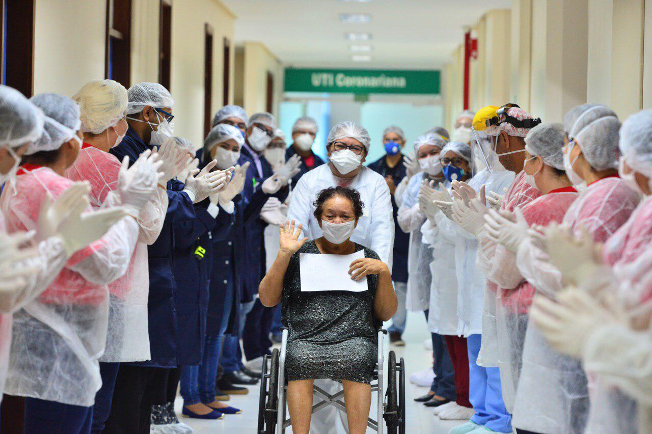 Paciente de Covid-19 recebe alta médica do Hospital de Retaguarda da Nilton Lins