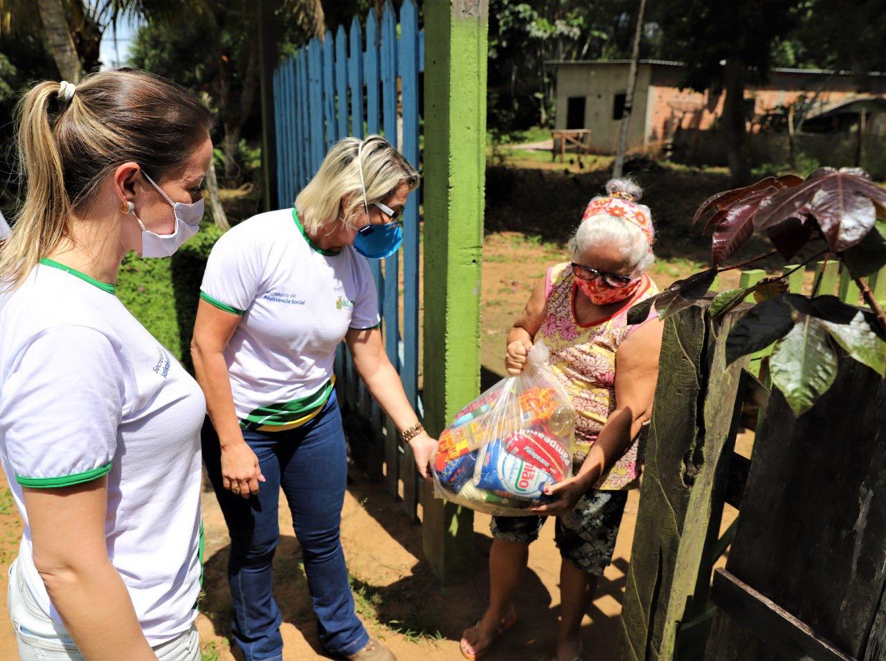 Governo do Amazonas entrega cestas básicas e máscaras em comunidades ribeirinhas e rurais de Manacapuru