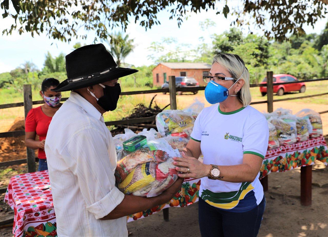 Governo do Amazonas entrega cestas básicas e máscaras em comunidades ribeirinhas e rurais de Manacapuru