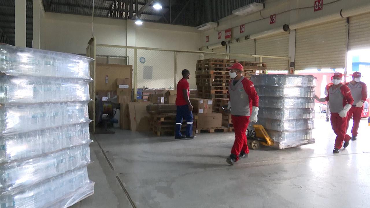 Hospitais em Manaus recebem doação de 96 mil garrafas de água mineral