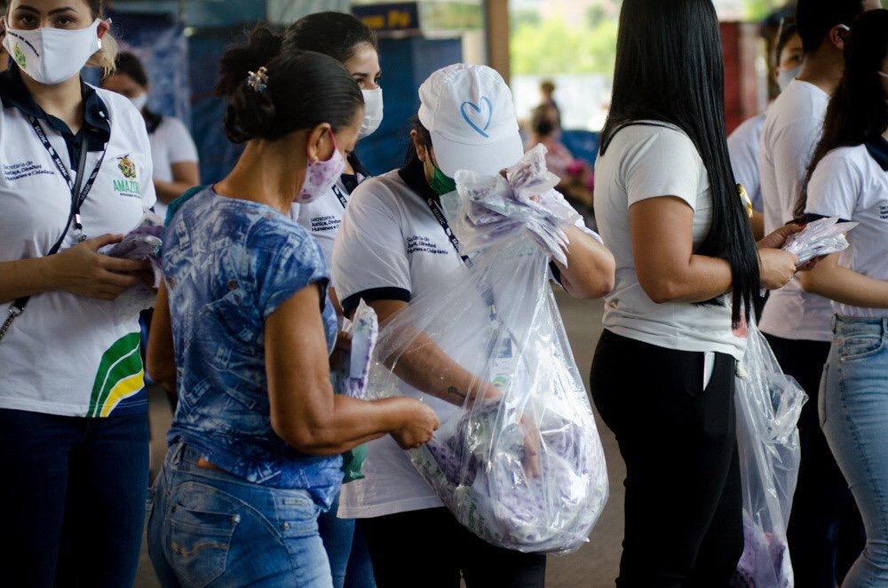 Em uma hora, Sejusc distribui 10 mil máscaras nos cinco terminais de Manaus