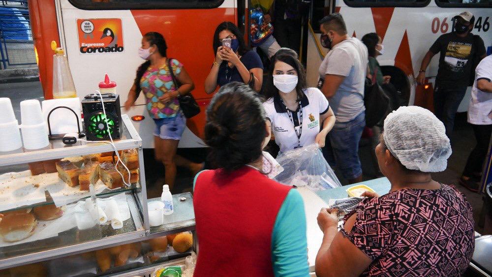 Em uma hora, Sejusc distribui 10 mil máscaras nos cinco terminais de Manaus
