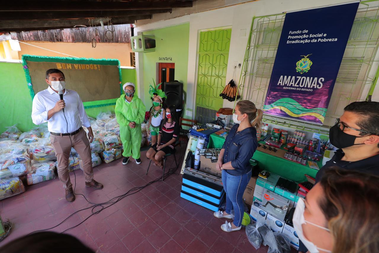 Wilson Lima entrega 20 toneladas de alimentos para trabalhadores dos bois-bumbás e associações de Parintins