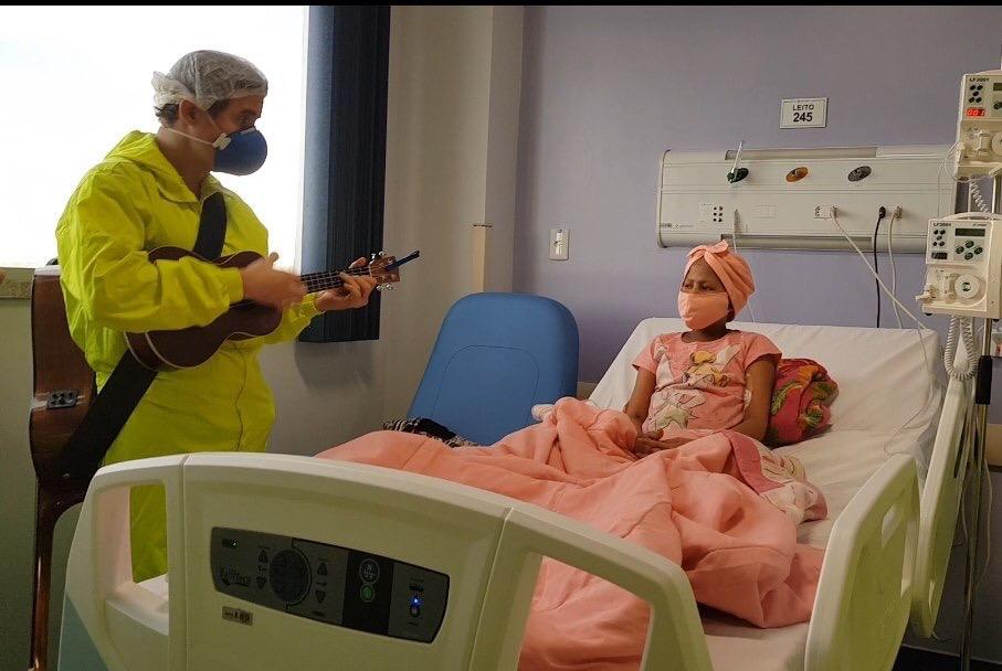 Médicos usam musicoterapia para auxiliar na recuperação de pacientes com Covid-19 no Hospital Delphina Aziz