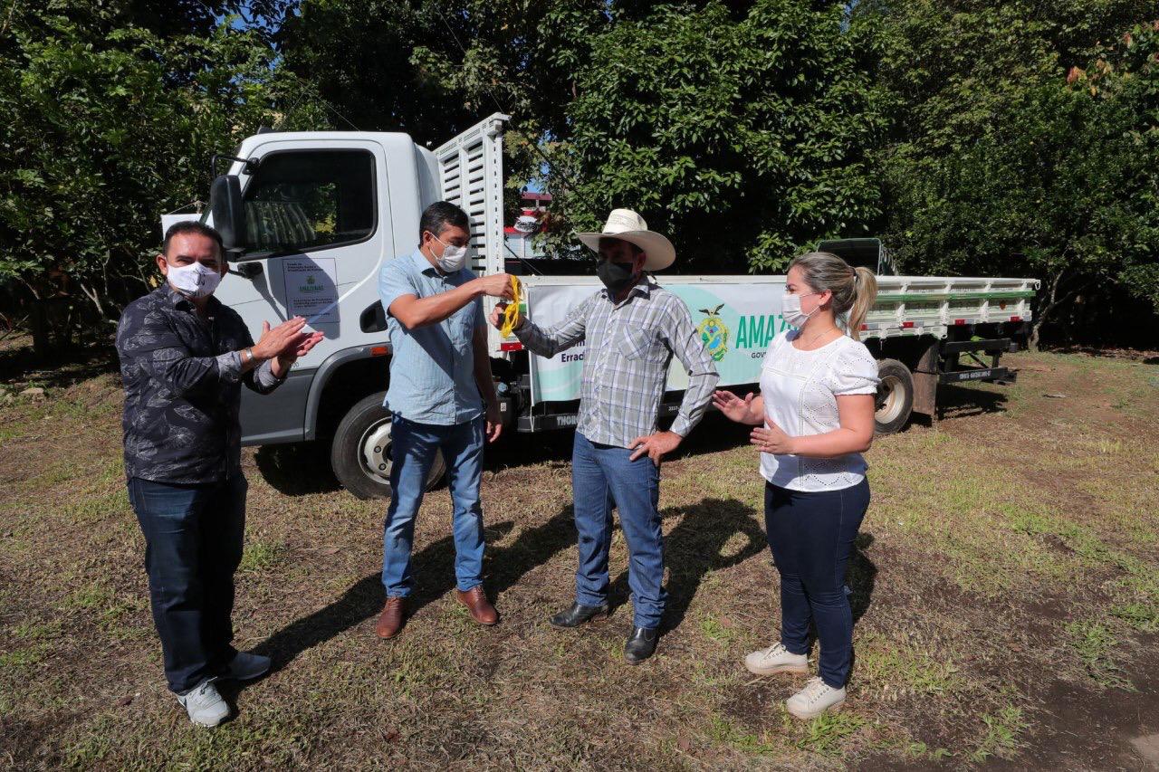 Em Humaitá, Wilson Lima entrega fomentos ao setor primário e inspeciona obras de anel viário