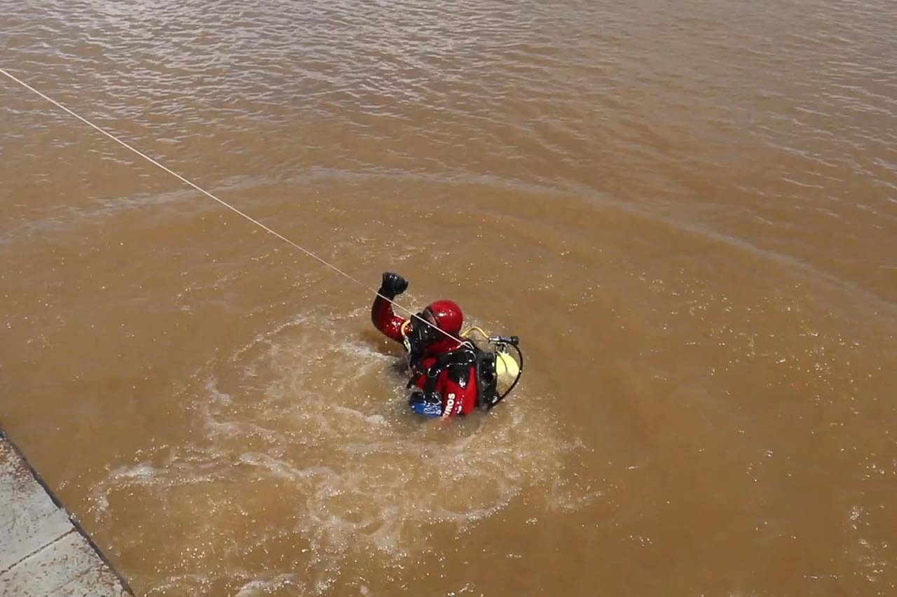 Base Arpão conta com bombeiros mergulhadores para busca por drogas no rio Solimões