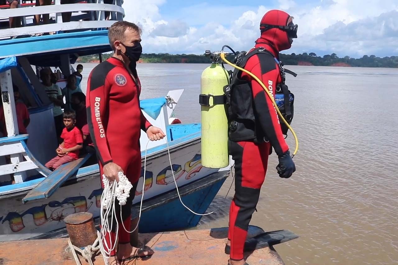 Base Arpão conta com bombeiros mergulhadores para busca por drogas no rio Solimões