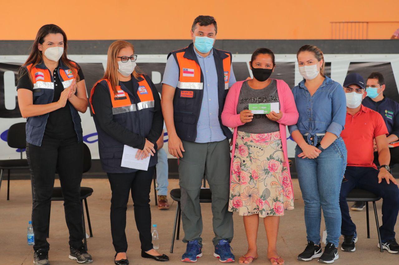 Governador Wilson Lima entrega R$ 1,8 milhão em Crédito Solidário em municípios atingidos pela cheia