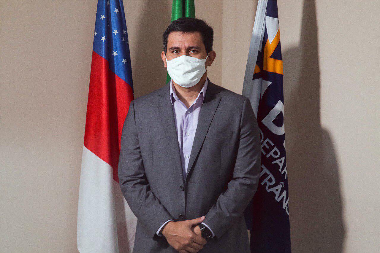 Posse ocorreu nesta segunda-feira Designado pelo governador Wilson Lima, o gerente de Interior do Departamento Estadual de Trânsito do Amazonas (Detran-AM), David Fernandes, assumiu a presidência do Conselho Estadual de Trânsito (Cetran) nesta segunda-feira (05/07). Fernandes, de 36 anos, é graduado em Direito e Gestão Pública, e pós-graduado em Direito Penal e Planejamento de Trânsito. Atualmente ele cursa as especializações em Ciências Criminais, Mobilidade Urbana e Trânsito. David Fernandes está no Detran desde 2011, onde atuou na subgerência de veículos, nos Postos de Atendimentos Descentralizados, além de ter sido assessor da presidência do órgão e coordenador-geral, por sete anos, do Núcleo Especializado em Operações de Trânsito (Neot) e Chefe do Setor Operacional. Atualmente, ele é gerente do setor de Interior do Detran-AM. “É muito satisfatório ter a chance de ser presidente do Cetran, uma vez que trabalhei durante anos na fiscalização de trânsito e, agora, assumo o outro lado da ponta, com a experiência acumulada do que acontece nas ruas. A missão é ajudar e contribuir com os órgãos de trânsito para que possamos diminuir os acidentes, as imprudências no trânsito e salvar vidas”, declarou David Fernandes. Integrantes – Além do presidente, o Cetran possui conselheiros de secretarias e sindicatos do Amazonas, como Seinfra, Sinetran, Sindicargas, Sindicato dos Trabalhadores em Transportes Rodoviários, Detran, Polícia Militar, Arsepam, Instituto Municipal de Mobilidade Urbana, Centro de Formação de Condutores, representantes com conhecimentos em trânsito na área de psicologia e meio ambiente. “Vamos elaborar no Conselho comissões que envolvam a educação, fiscalização e engenharia. Serão criados para que cada conselheiro seja responsável por uma comissão e a gente consiga fazer a junção de todas, com o intuito de deixar os órgãos de trânsito mais próximos ao Cetran para que possamos diminuir os conflitos e consequentemente melhorar o trânsito”, concluiu o novo presidente. O que faz o Cetran – De acordo com o artigo 14 do Código de Trânsito Brasileiro (CTB), o Cetran tem como atribuições cumprir e fazer cumprir a legislação e as normas de trânsito, elaborar normas no âmbito das respectivas competências, responder a consultas relativas à aplicação da legislação e dos procedimentos normativos de trânsito, estimular e orientar a execução de campanhas educativas de trânsito, julgar os recursos interpostos contra decisões da Junta Administrativa de Recursos de Infração (Jari) e dos órgãos e entidades executivos estaduais, nos casos de inaptidão permanente constatados nos exames de aptidão física, mental ou psicológica. Para o presidente do Detran-AM, Rodrigo de Sá, a chegada de Fernandes à presidência do órgão normativo e consultivo máximo de trânsito no Estado vai oxigenar as ações do Cetran. “Eu sempre acreditei numa visão diferente pro Cetran, com muita garra, muita vontade de realizar, e eu acho que o David notabiliza esses requisitos e não à toa ele foi indicado pelo governador a ser o novo presidente do Cetran. E, para mim, a grande missão do Cetran será nos auxiliar no processo de municipalização do trânsito no interior do Estado, expandir as políticas públicas de trânsito para o os municípios, além de organizar e orientar os municípios e os gestores locais com relação a políticas de mobilidade urbana adequada para um crescimento ordenado das cidades”, defendeu o diretor-presidente do Detran-AM.