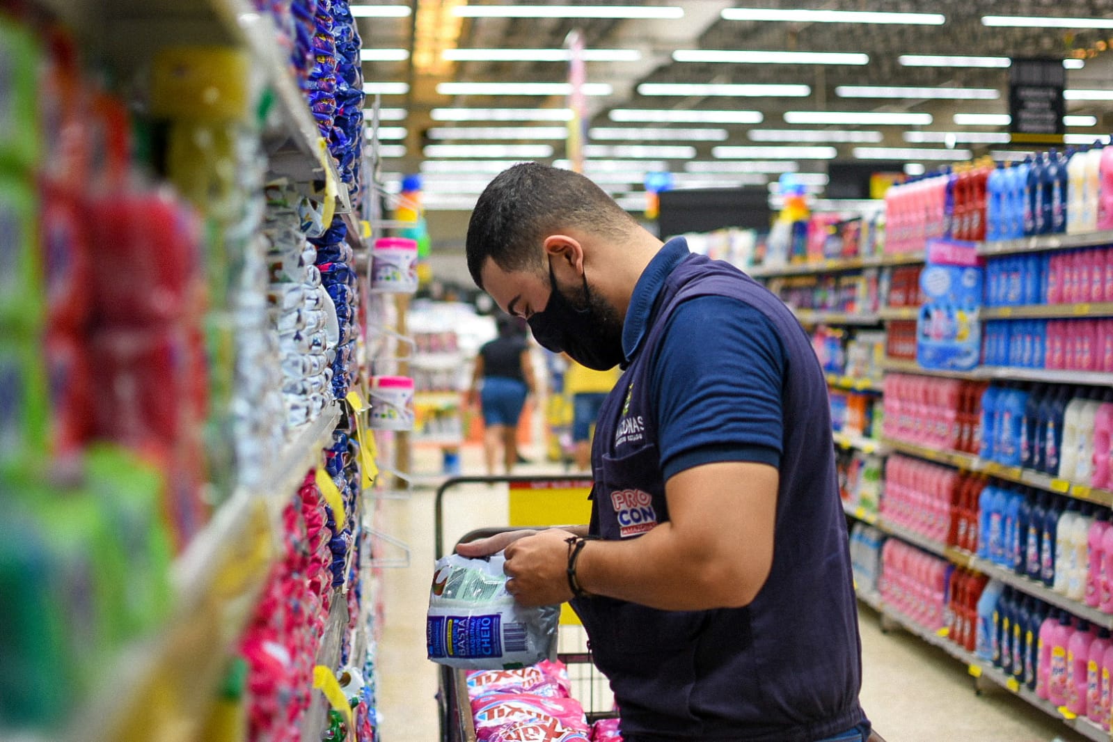 Procon-AM apreende 60 Kg de produtos durante fiscalização em Manaus