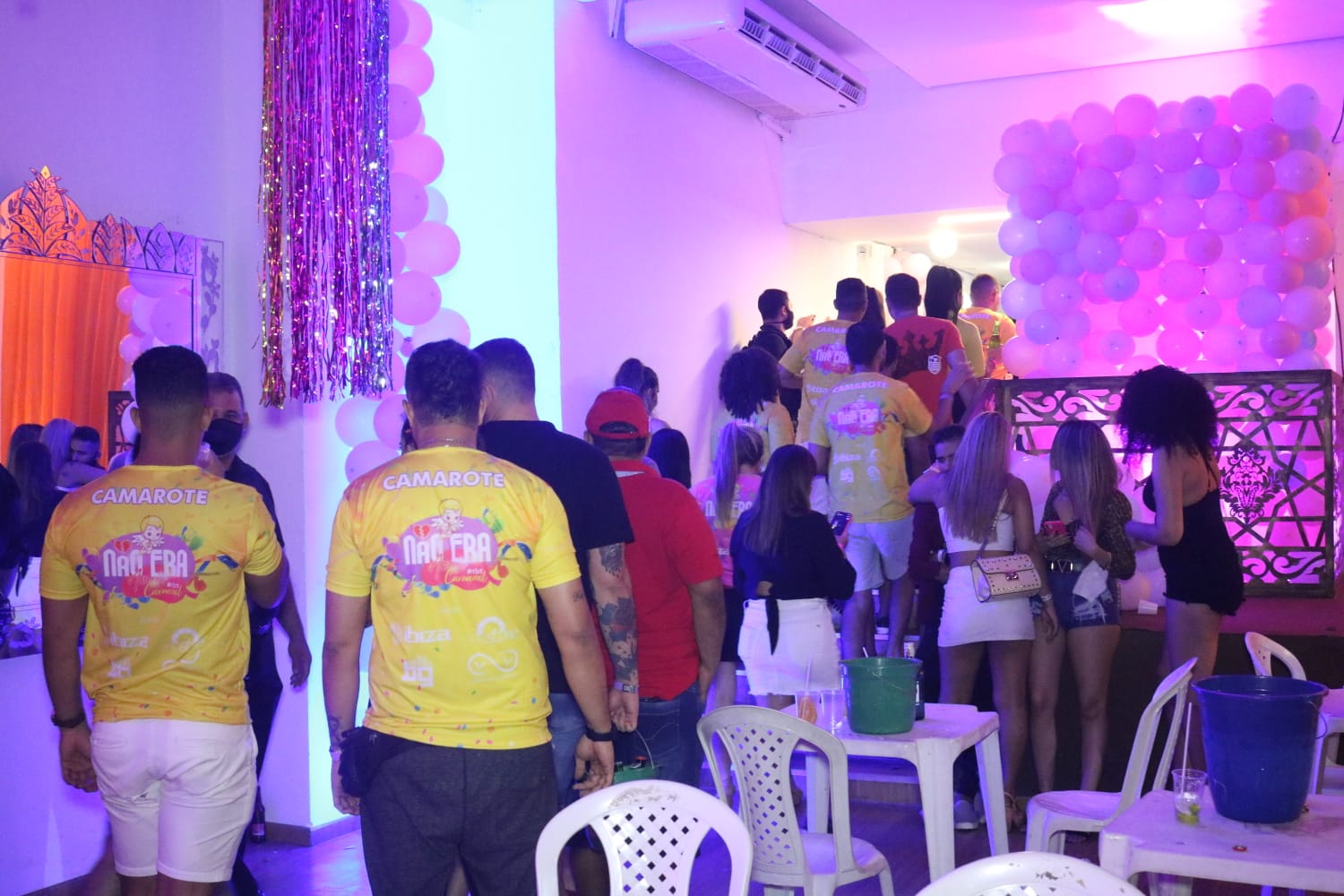Estabelecimentos foram autuados e festa clandestina com cerca de 500 pessoas foi encerrada pela CIF em véspera de feriado