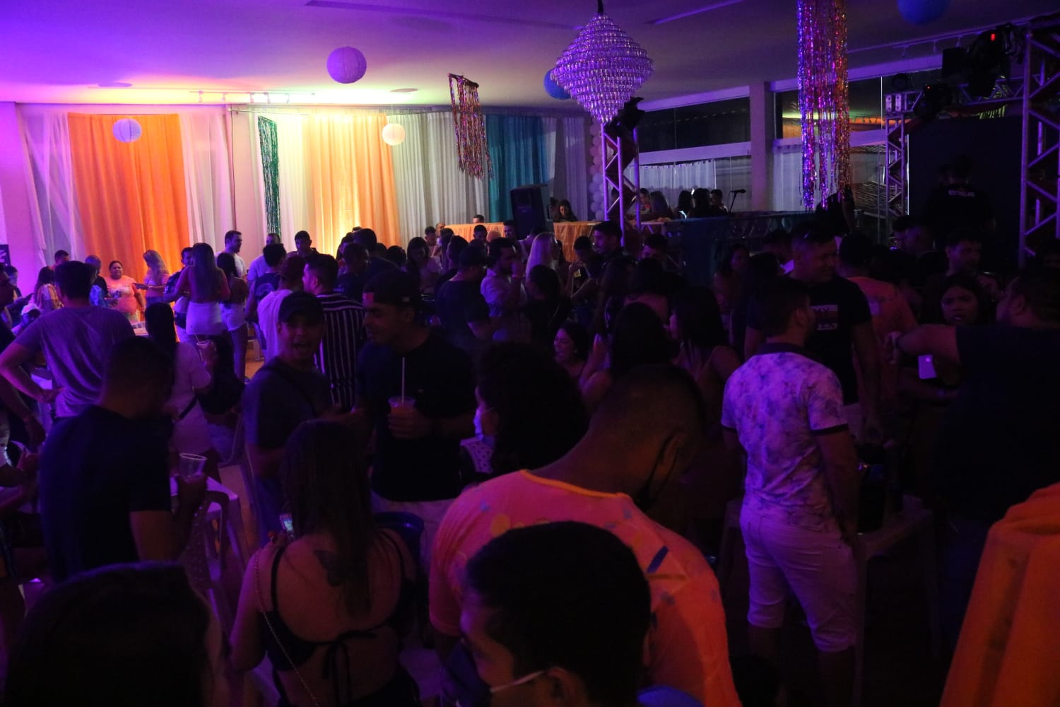 Estabelecimentos foram autuados e festa clandestina com cerca de 500 pessoas foi encerrada pela CIF em véspera de feriado