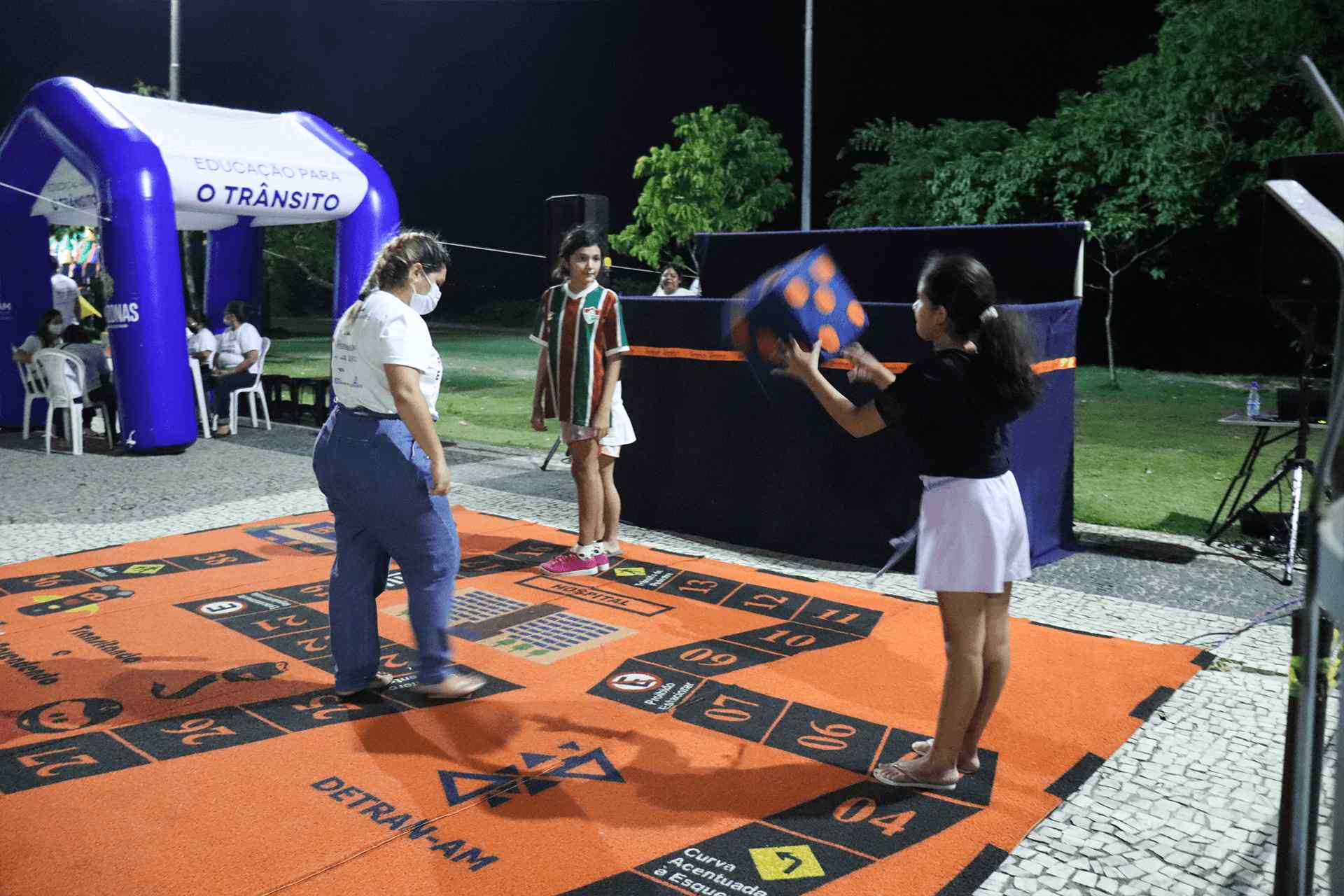 Teatro de fantoches e brincadeiras levam educação de trânsito para crianças no Dia Mundial sem Carro