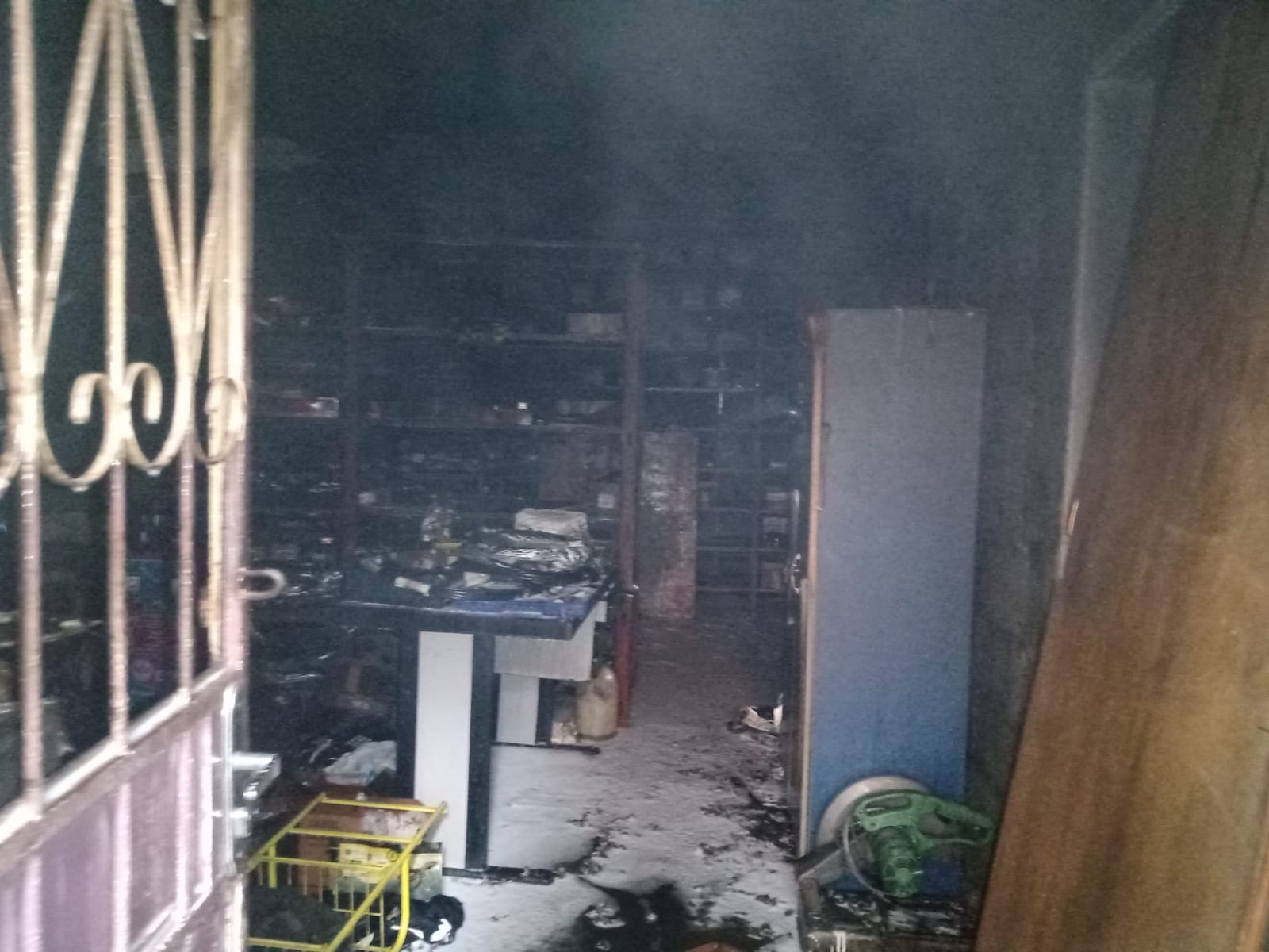 Corpo de Bombeiros combate incêndio em comércio na zona norte de Manaus