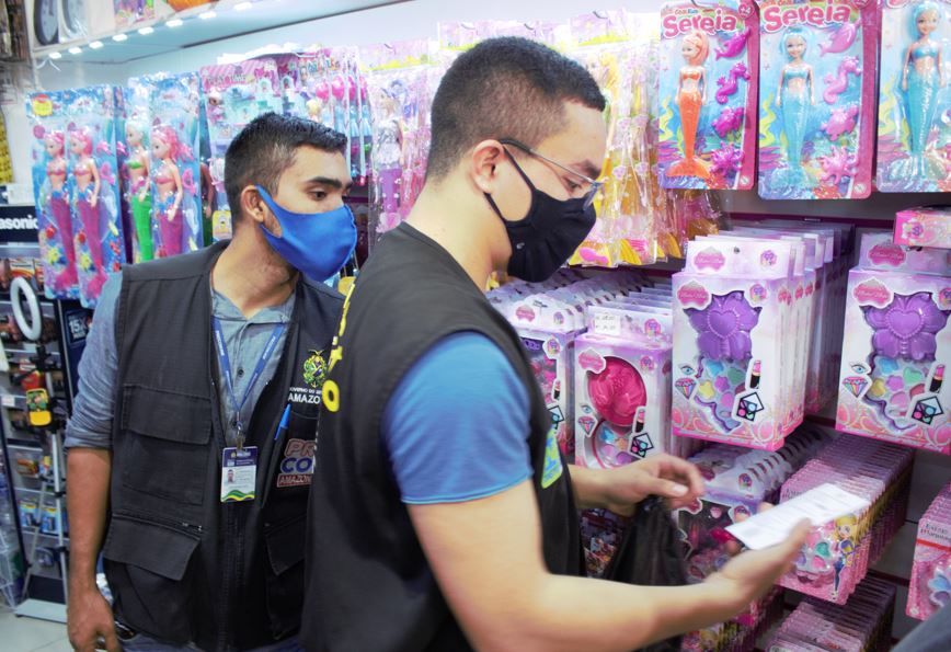 Mais de 1.200 produtos falsificados são apreendidos durante operação Fake Toy, da Polícia Civil, Procon-AM e Ipem-AM