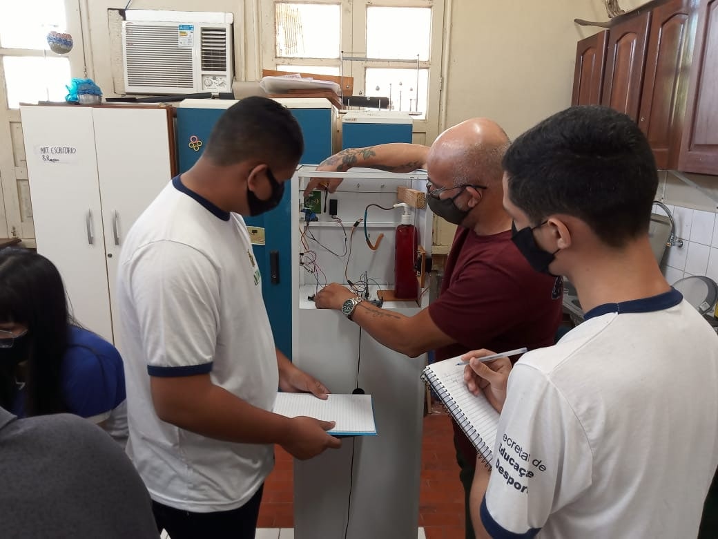 Professor da rede estadual transforma escola de Manacapuru em referência no circuito de competições científicas