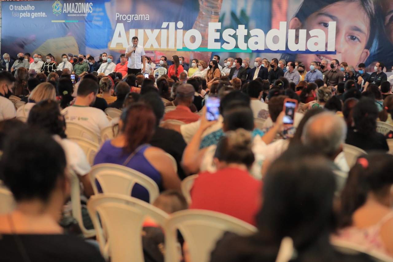 Wilson Lima entrega primeiros cartões do Auxílio Estadual permanente a famílias que moram em Manaus