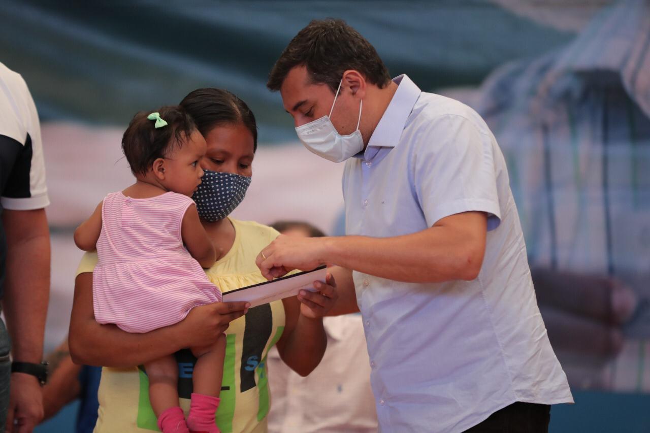 Wilson Lima inicia entrega do Auxílio Estadual permanente para famílias de Tabatinga