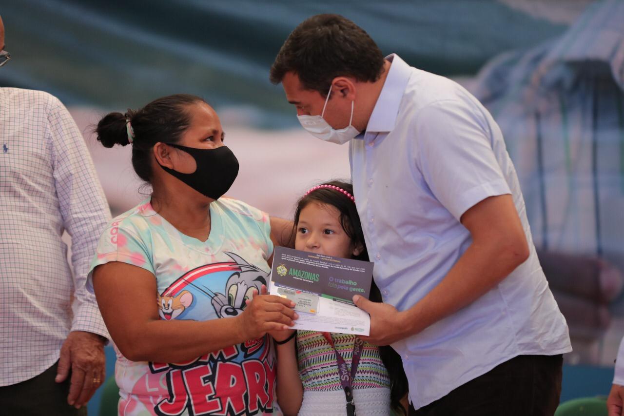 Wilson Lima inicia entrega do Auxílio Estadual permanente para famílias de Tabatinga