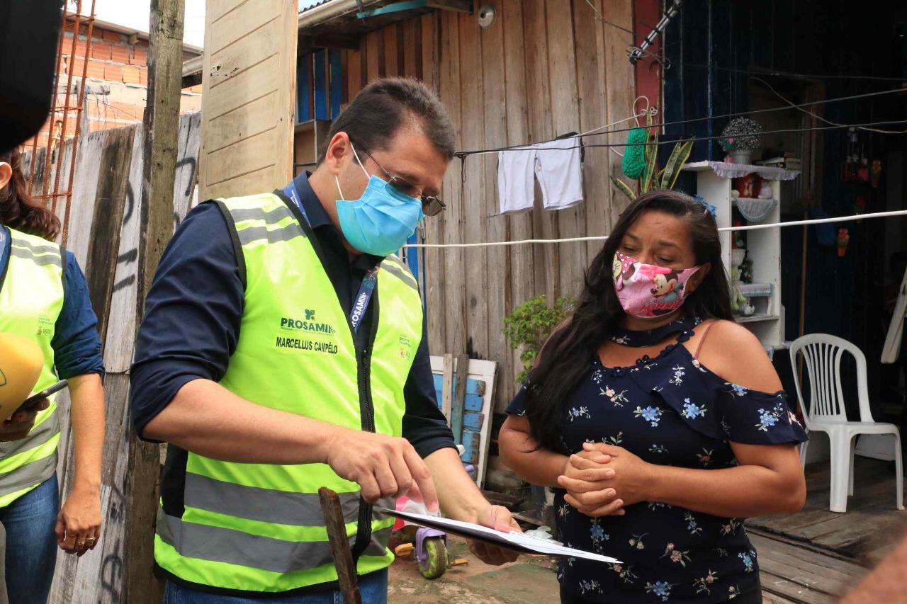 Governo do Amazonas entrega certificado de imóveis para moradores que serão reassentados pelo Prosamin+