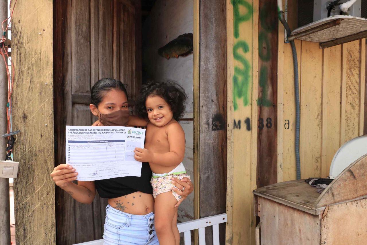 Governo do Amazonas entrega certificado de imóveis para moradores que serão reassentados pelo Prosamin+
