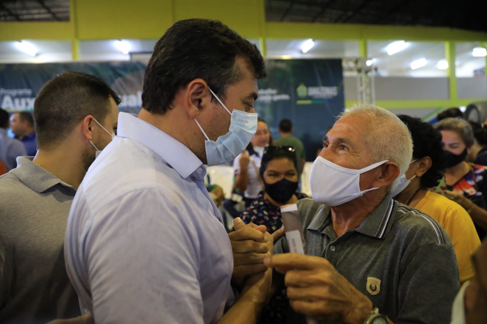 Governador Wilson Lima dá início à entrega do Auxílio Estadual Permanente em Maués