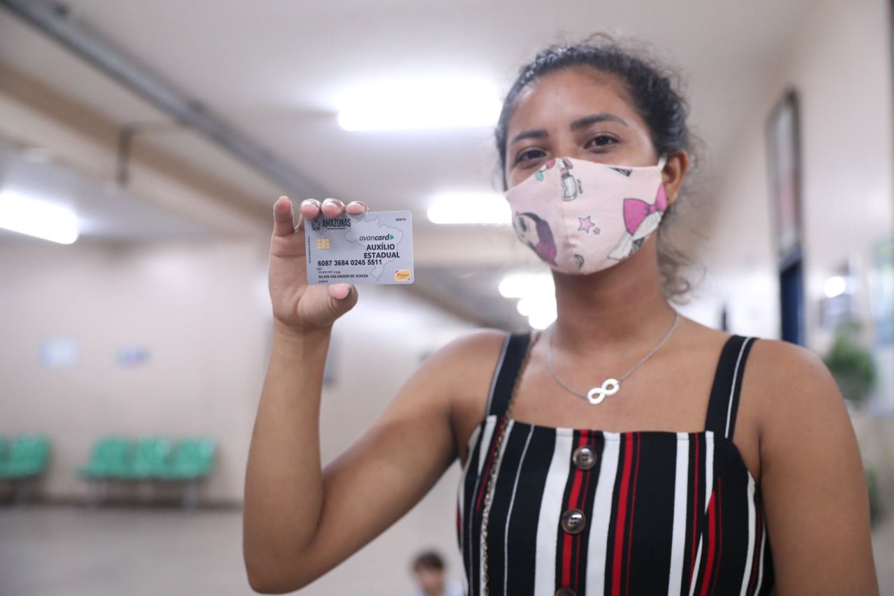 Com “viradão”, Governo do Amazonas entrega mais de 3 mil cartões do Auxílio Estadual a famílias de Coari, em menos de 24h