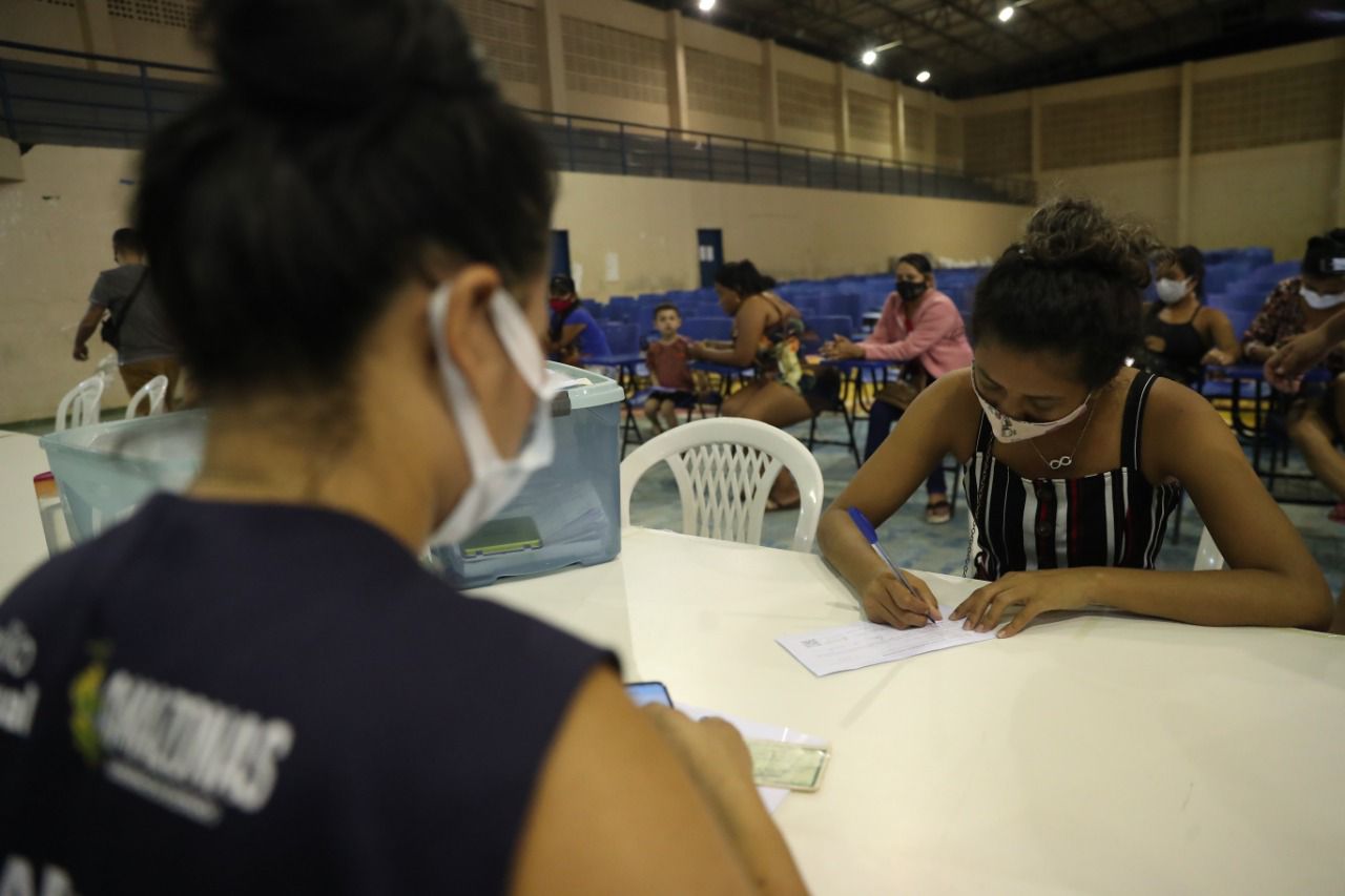 Com “viradão”, Governo do Amazonas entrega mais de 3 mil cartões do Auxílio Estadual a famílias de Coari, em menos de 24h