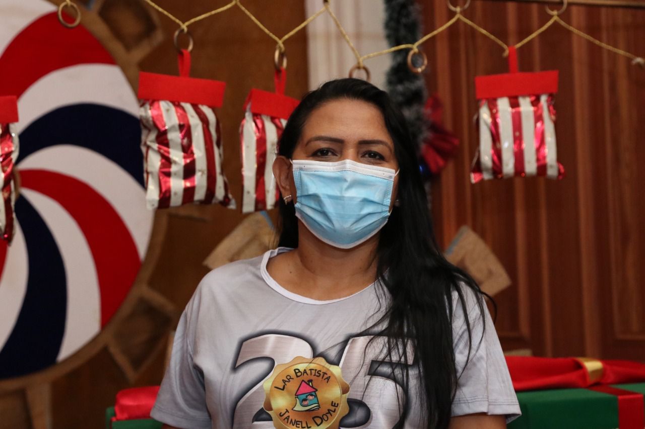 Primeira-dama Taiana Lima entrega presentes doados durante campanha Natal Voluntário