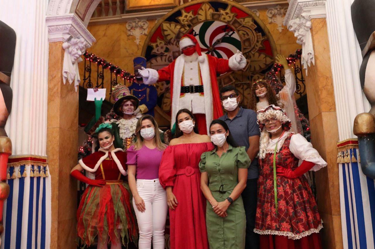 Primeira-dama Taiana Lima entrega presentes doados durante campanha Natal Voluntário