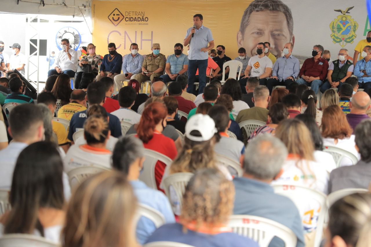 Governador Wilson Lima entrega primeiras carteiras do projeto CNH social