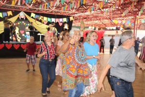Centros promovem bailes para ‘eternos namorados’ com danças e comidas típicas juninas
