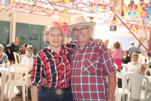 Centros promovem bailes para ‘eternos namorados’ com danças e comidas típicas juninas
