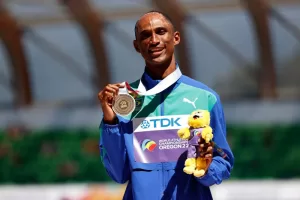 Alison dos Santos conquista medalha de ouro nos 400m com barreiras