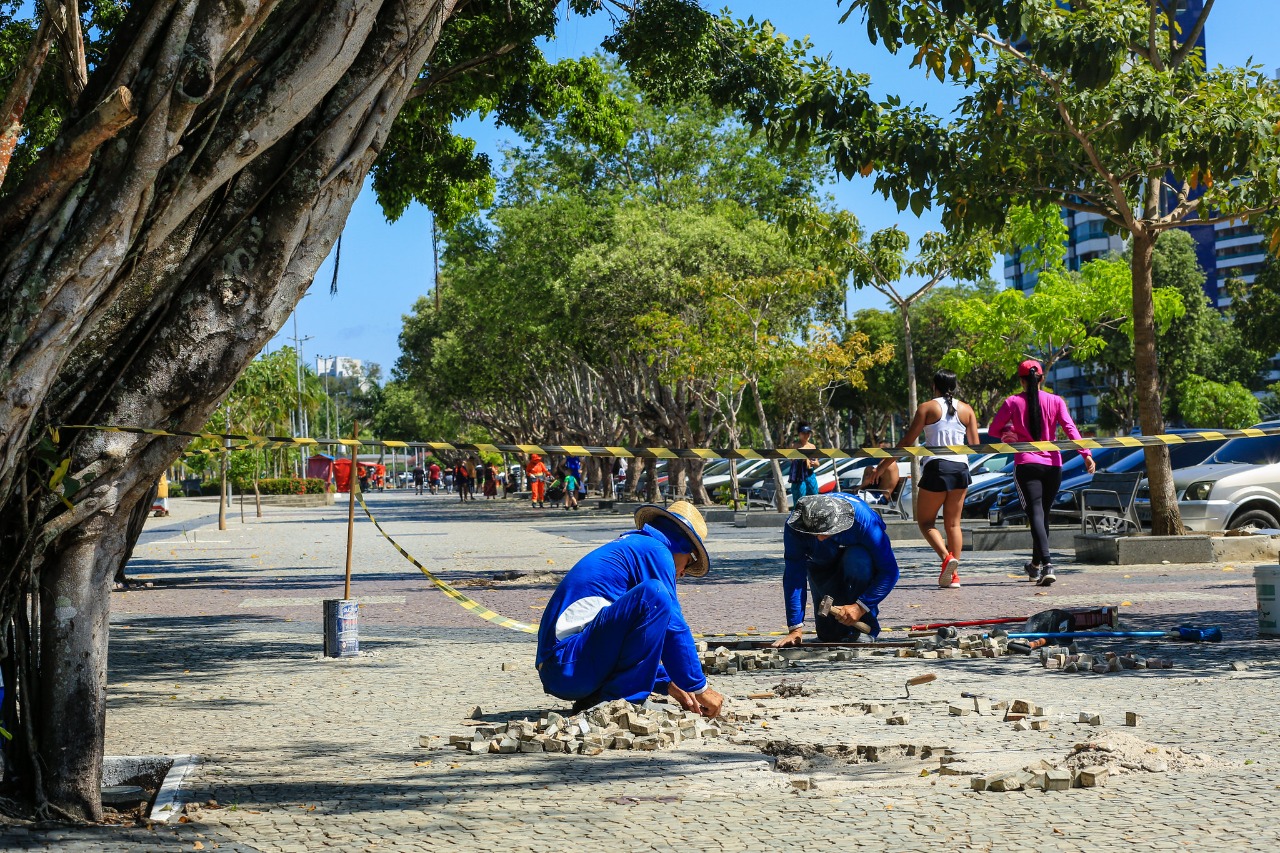 Prefeitura recompõe calçadão de pedras portuguesas da Ponta Negra
