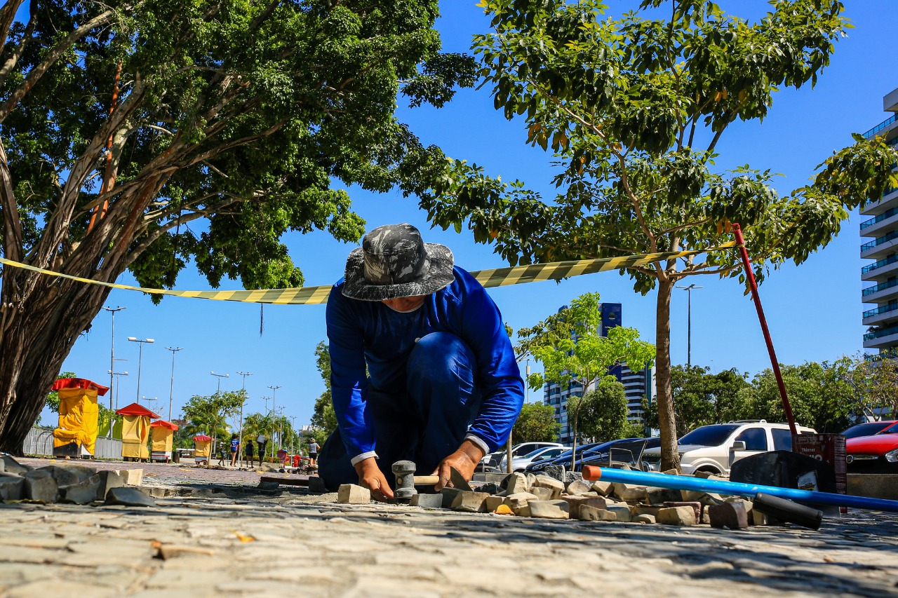 Prefeitura recompõe calçadão de pedras portuguesas da Ponta Negra
