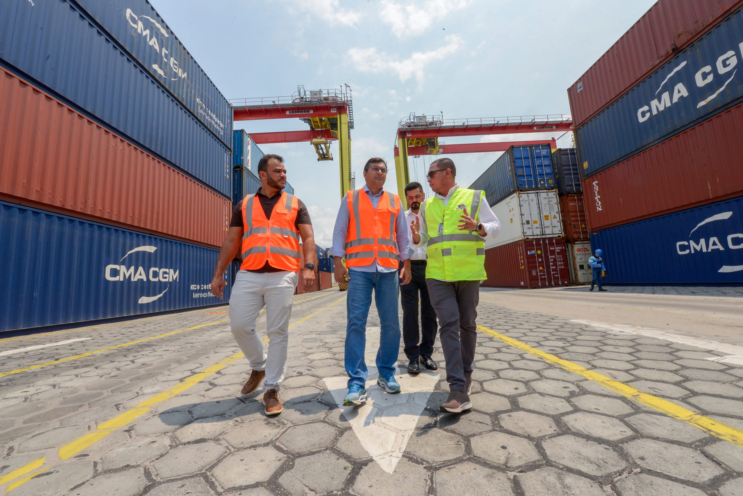 Em visita ao Porto Chibatão, Wilson afirma que Anéis Viários Sul e Leste vão desafogar transporte de cargas na capital