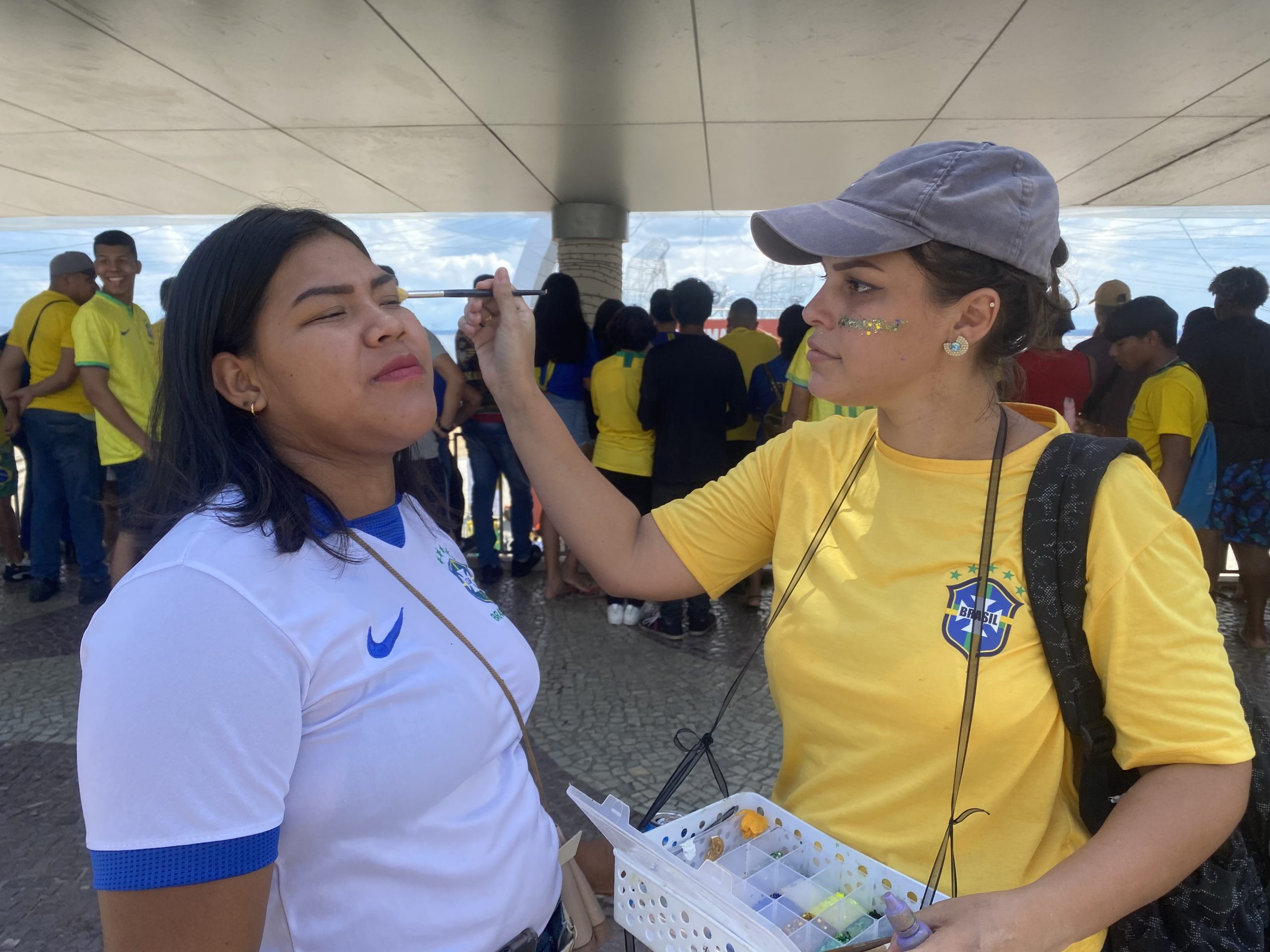 Mais de 78 mil pessoas circulam nos locais de transmissão da Copa e movimentam a economia criativa em Manaus