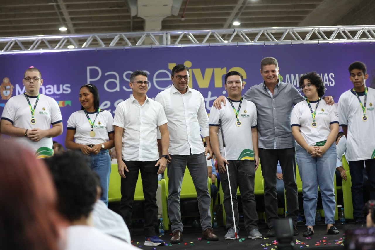 Wilson Lima homenageia alunos da rede estadual de ensino aprovados na UEA