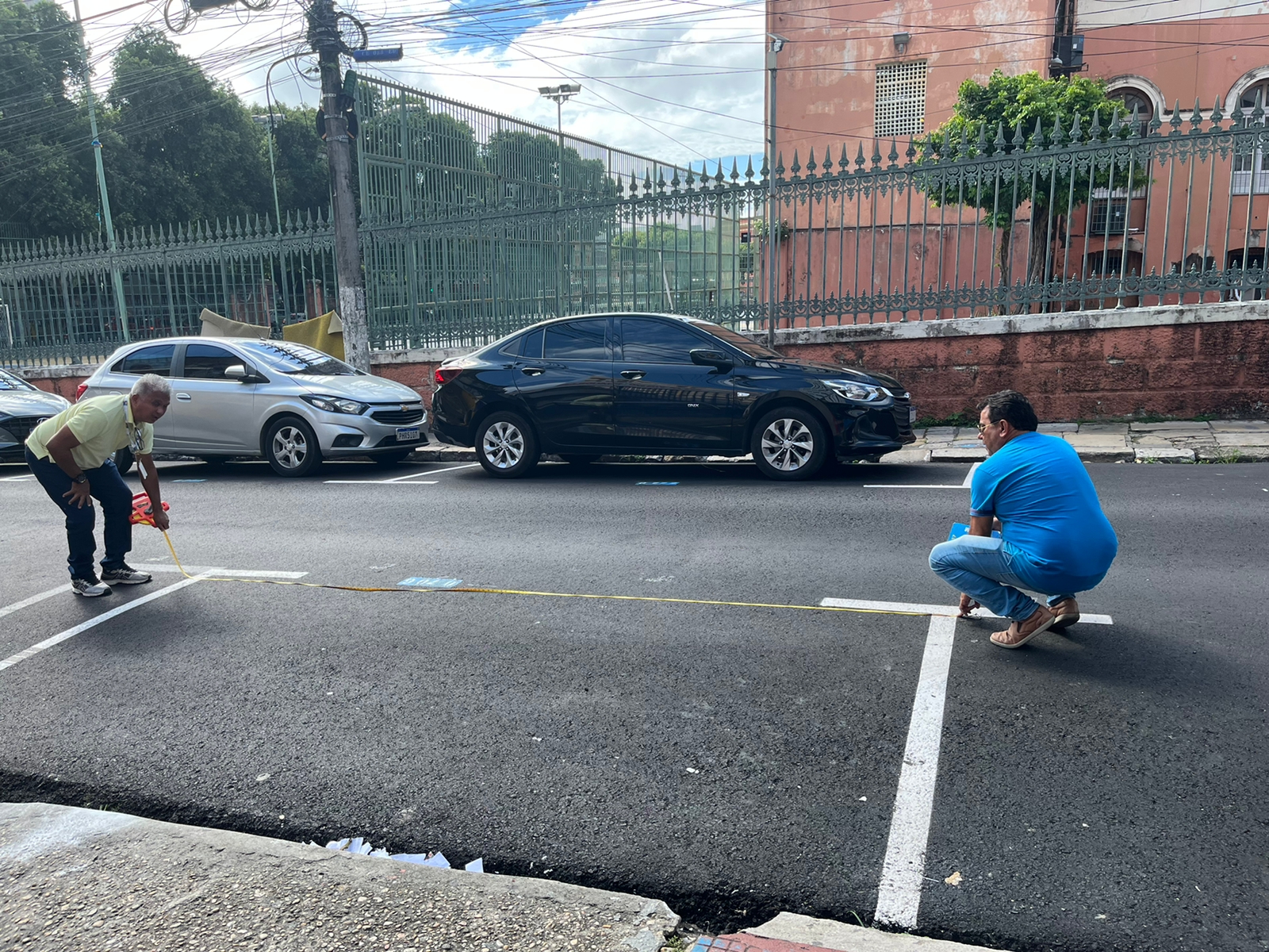 Ageman fiscaliza tamanho de vagas do Zona Azul no Centro