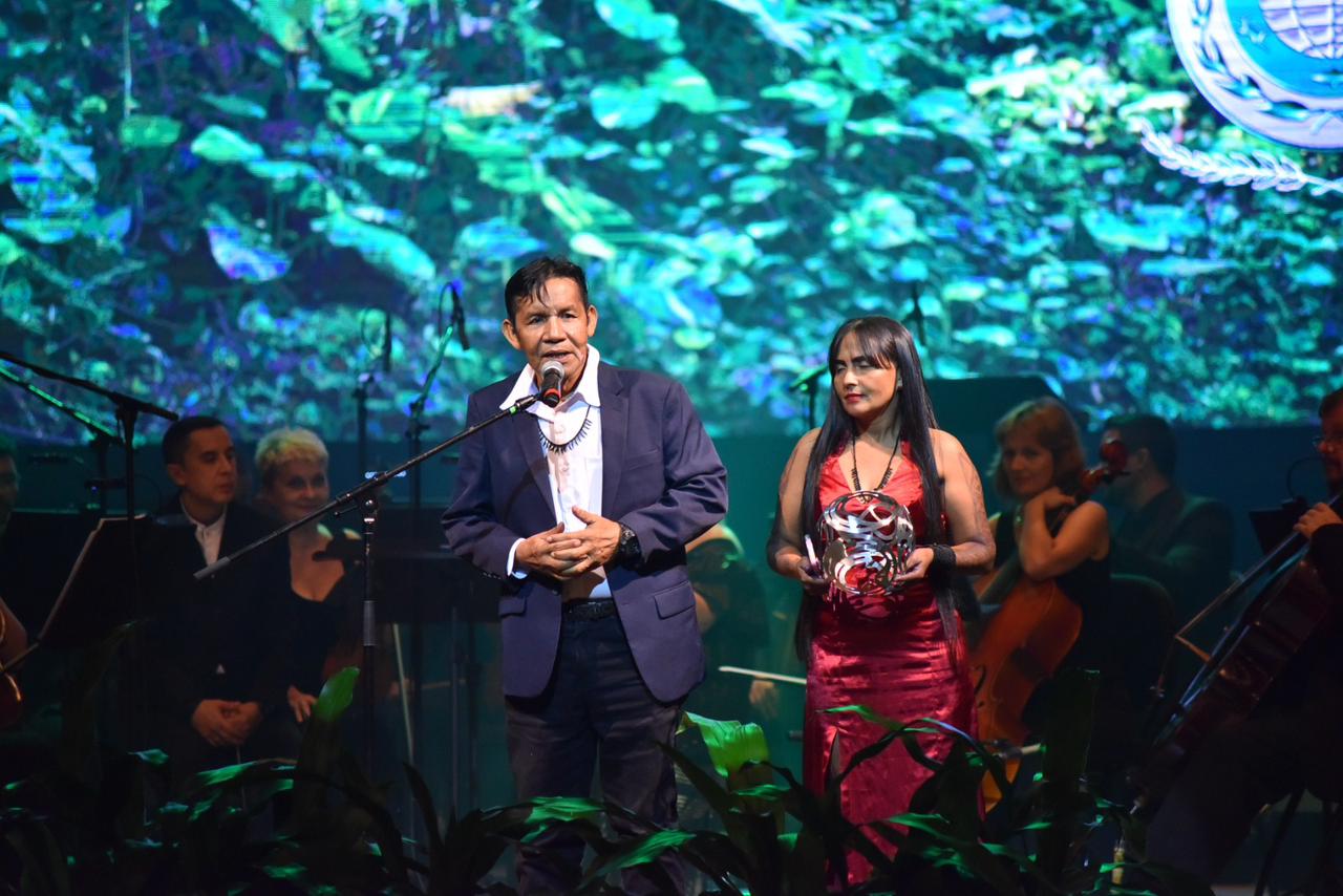 Amazônia recebe primeiro prêmio Nobel de sustentabilidade em solenidade no Teatro Amazonas