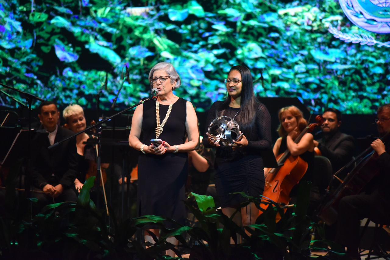 Amazônia recebe primeiro prêmio Nobel de sustentabilidade em solenidade no Teatro Amazonas