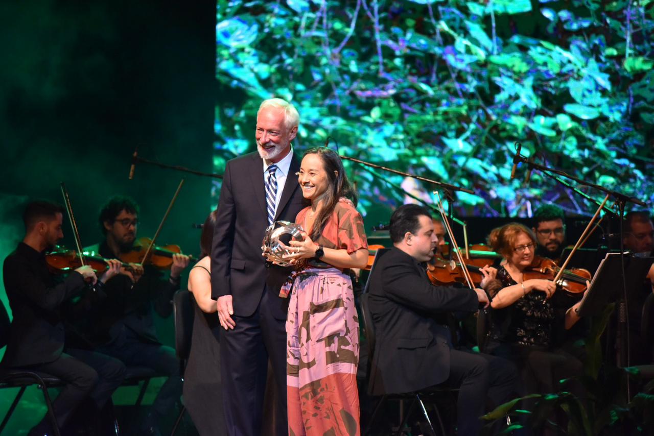 Amazônia recebe primeiro prêmio Nobel de sustentabilidade em solenidade no Teatro Amazonas