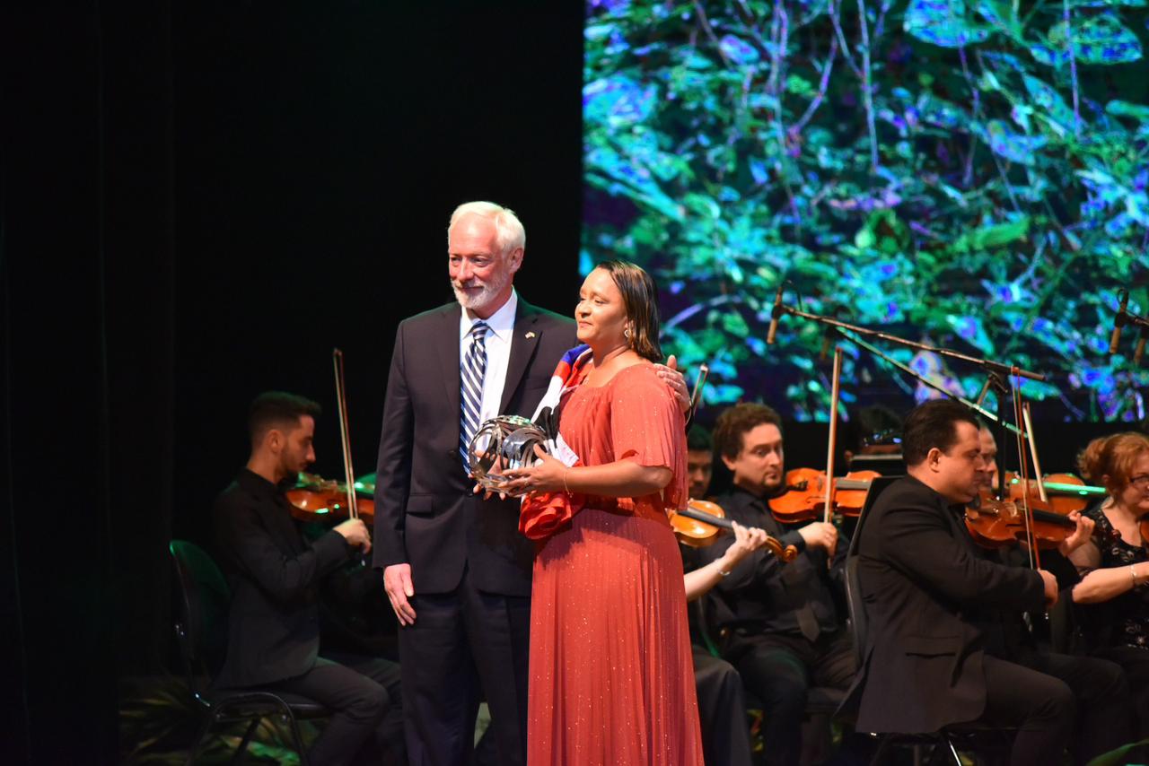 Amazônia recebe primeiro prêmio Nobel de sustentabilidade em solenidade no Teatro Amazonas
