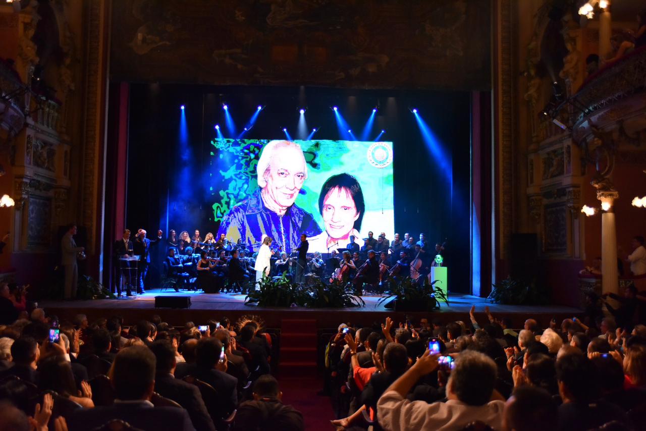 Amazônia recebe primeiro prêmio Nobel de sustentabilidade em solenidade no Teatro Amazonas
